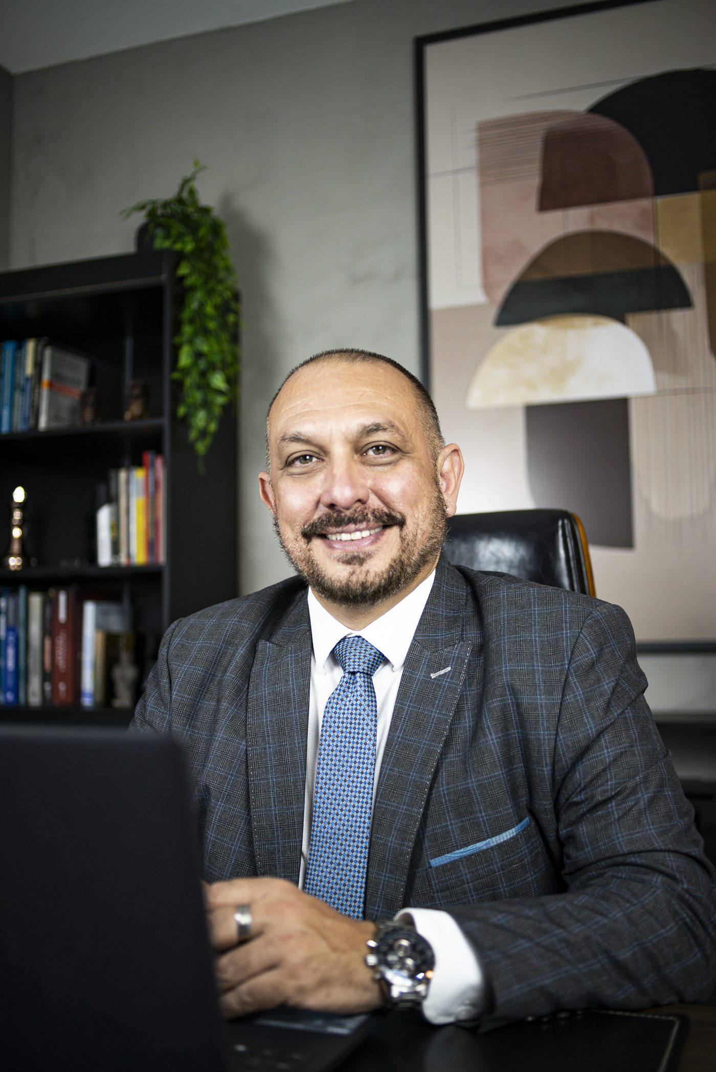 Walter Calza Neto à mesa de trabalho